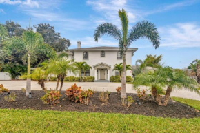 8 BDRM Mansion. 10 MN to Honeymoon Island Beach
